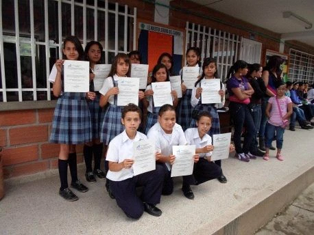 Estudiantes con sus certificados en la Biblioteca Municipal de Girardota